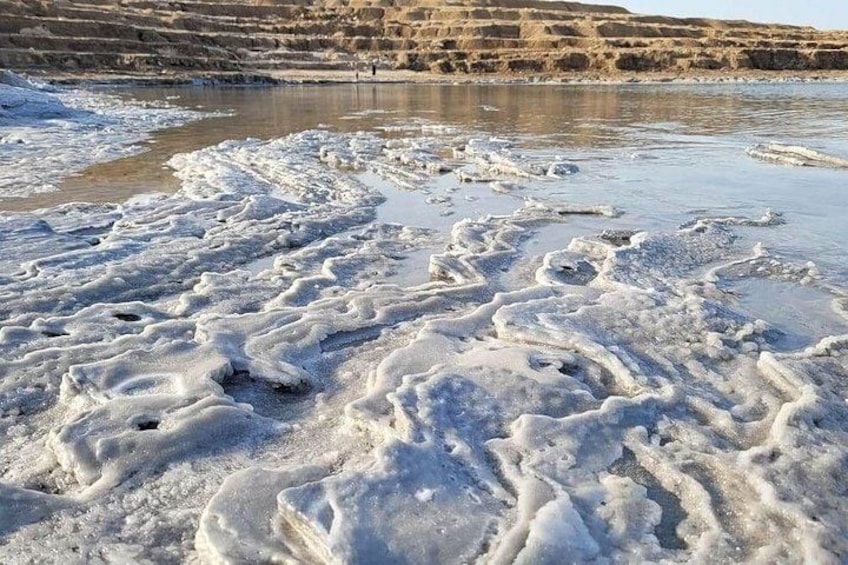 Une rivière gelée, parsemée de formations de glace, avec un paysage rocheux en arrière-plan. 1