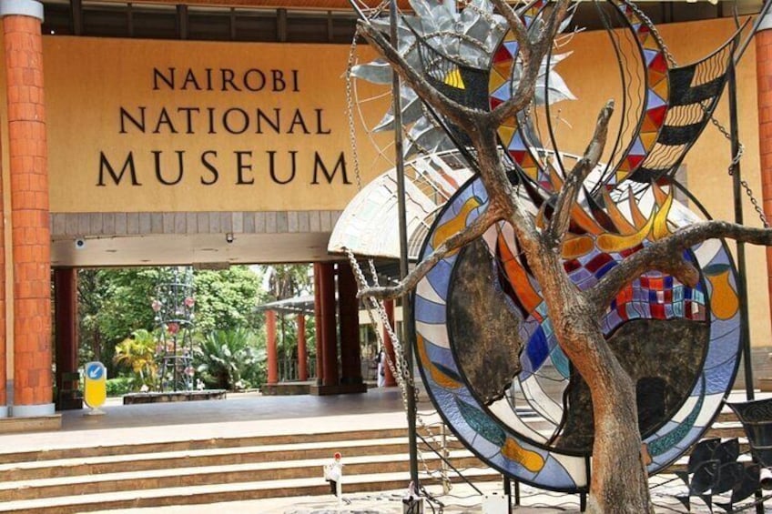 La entrada al Museo Nacional de Nairobi con una escultura de vidrio colorida en primer plano. 5