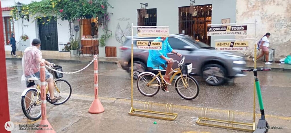 Picture 49 for Activity Cartagena Historical Bike Tour tasting typical flavors 2