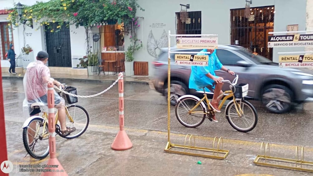 Picture 49 for Activity Cartagena Historical Bike Tour tasting typical flavors 2
