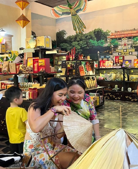 Un mercado con puestos que venden diversos productos, entre ellos comida y artículos para el hogar. 3