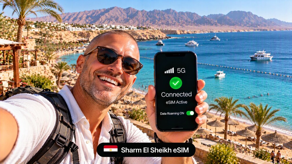 En person håller i en smartphone som visar en 5G-anslutningsstatus. 1