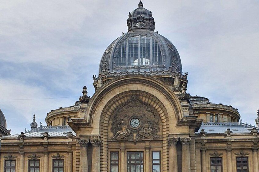 Un grand bâtiment doté d’un dôme imposant et d’une horloge. 1