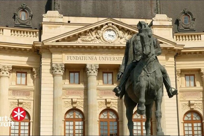 Un bâtiment doté de colonnes et orné d’une statue représentant un homme à cheval. 5