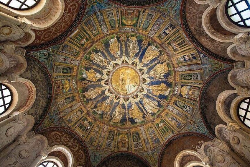 A detailed ceiling with a central circular design surrounded by ornate patterns and architectural elements. 1