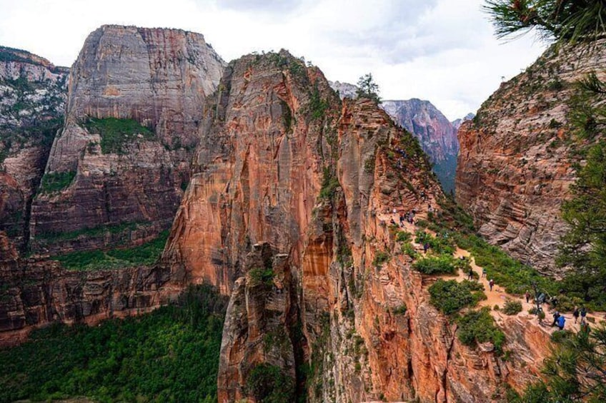 Un cañón con acantilados pronunciados y un sendero. 3