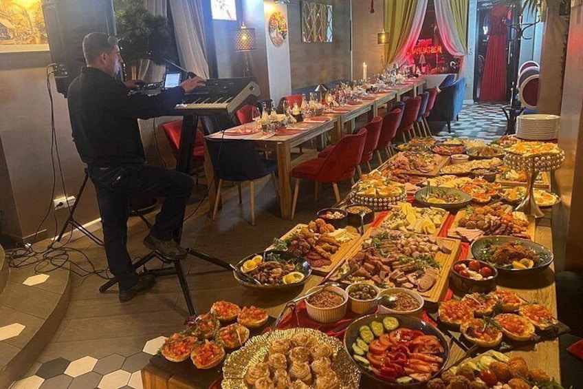 En buffet med flere retter og en person ved et keyboard. 3