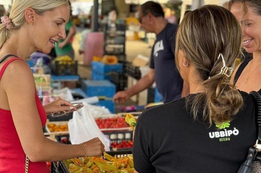 Shopping like a true Cilentan.
Colorful stalls, friendly vendors, and the freshest produce — the first taste of our Mediterranean journey. 2