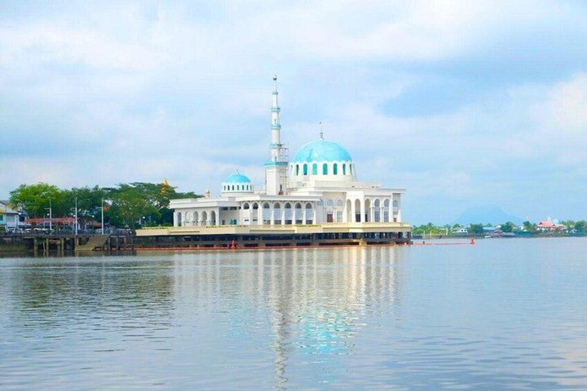 Kuching Heritage City Walking Tour with Boat Ride and Lunch 2