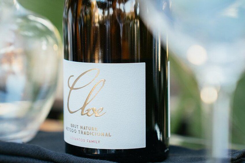 En flaska vin med en etikett som lyder: ”Chloe Brut Nature, traditionell tillverkningsmetod”. 3