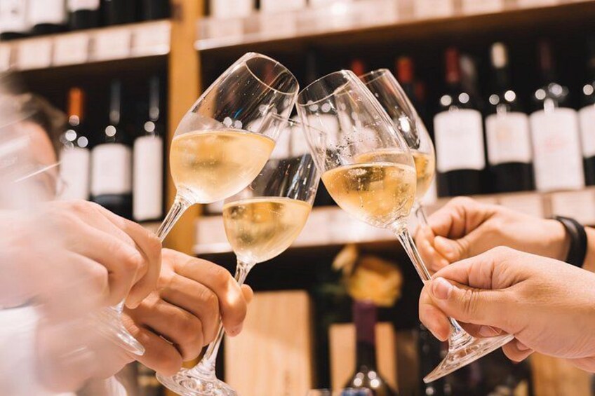 En grupp människor som skålar med vinglas på en bar. 5