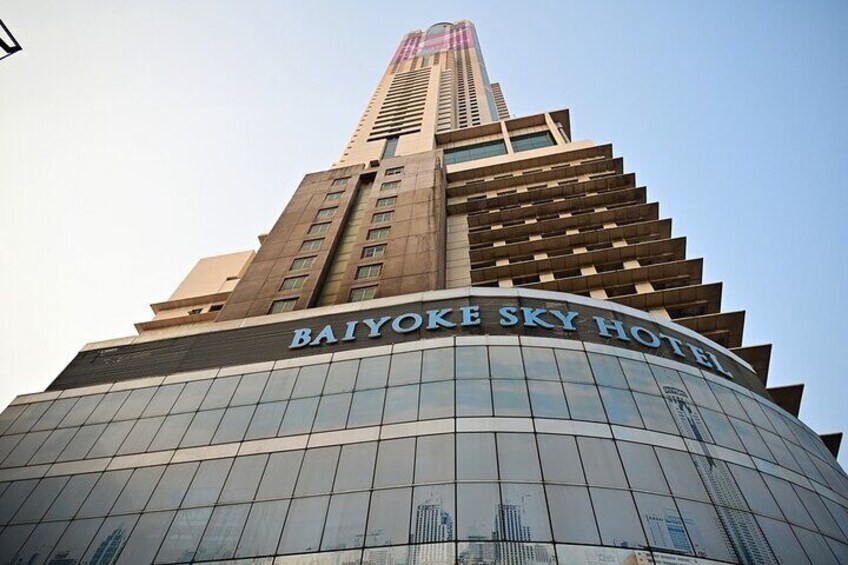 L'hotel Baiyoke Sky, caratterizzato dalla sua particolare facciata in vetro curvo e con il nome chiaramente indicato in cima. 5