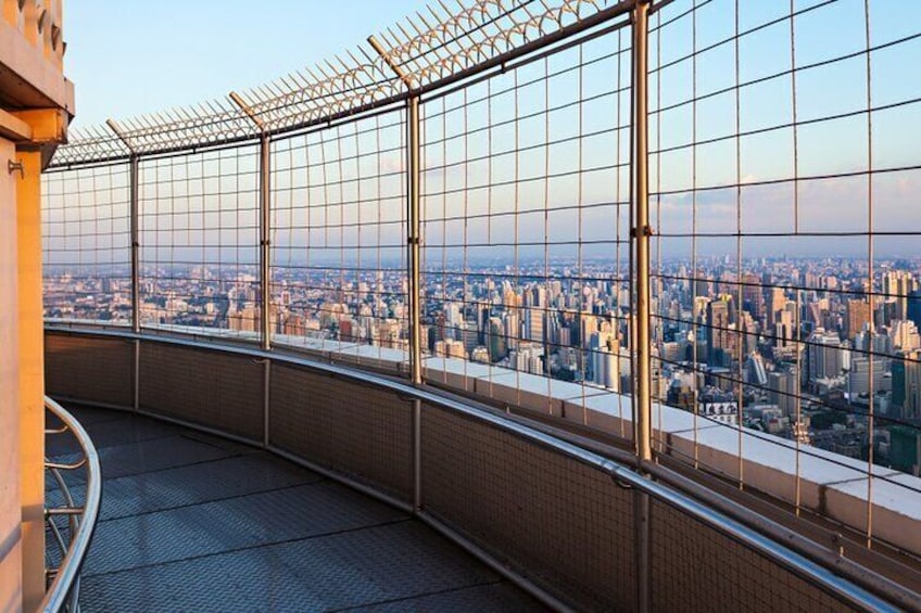 Una vista panoramica da un punto elevato che si affaccia su una città. 4