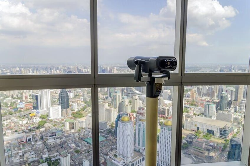 Un telescopio sul davanzale con vista sulla città. 2