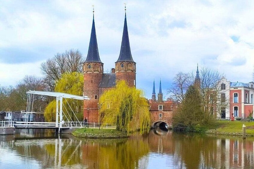 Ein historisches Gebäude mit zwei Türmen, einer Brücke und einem Kanal, der die Struktur widerspiegelt. 2