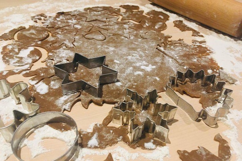 Cortadores de galletas sobre una superficie espolvoreada de harina. 2