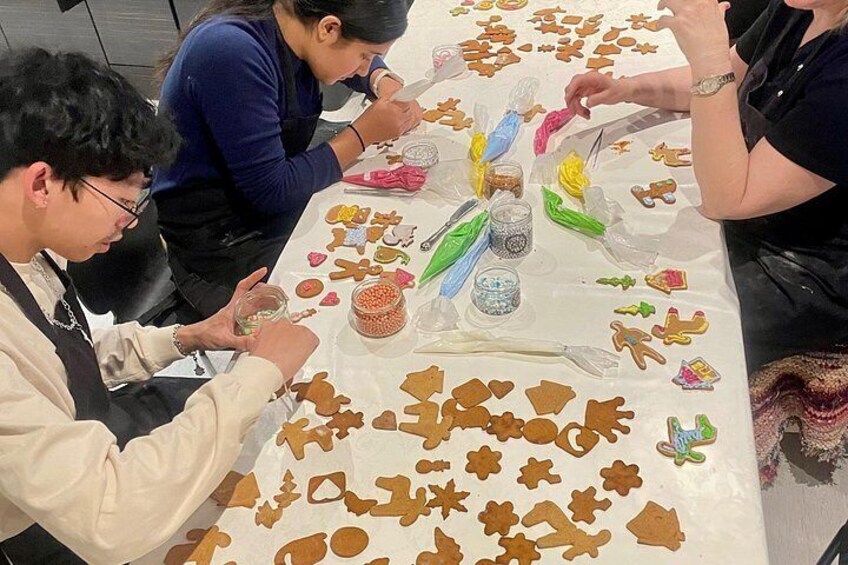 Personas decorando galletas de jengibre con glaseado. 4