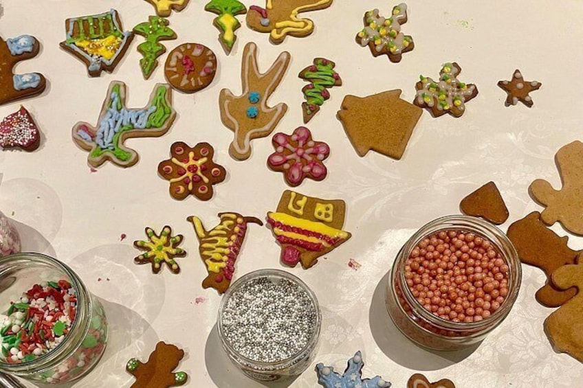 Una variedad de galletas decoradas y botes de grageas. 5
