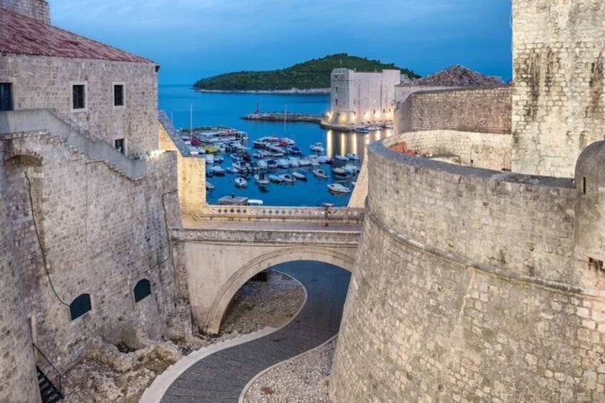 Un pont de pierre historique, un port avec des bateaux et une ville côtière. 2