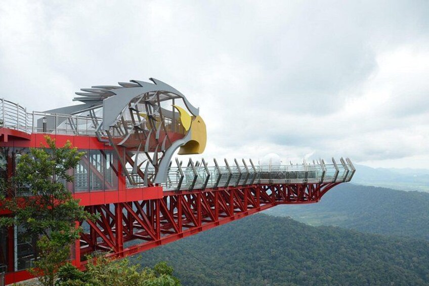 Un ponte in metallo rosso dal design particolare, con vista su un paesaggio montuoso. 1