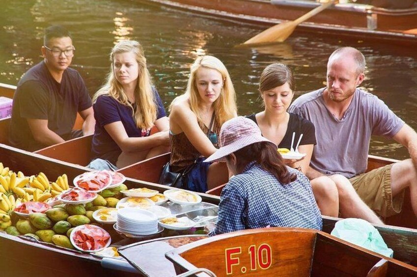 Een groep mensen op een boot met eten en drinken. 4