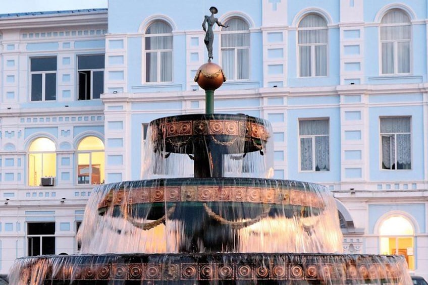 Une fontaine à plusieurs niveaux, dotée de jets d’eau, qui se dresse devant la façade d’un bâtiment de style classique. 4