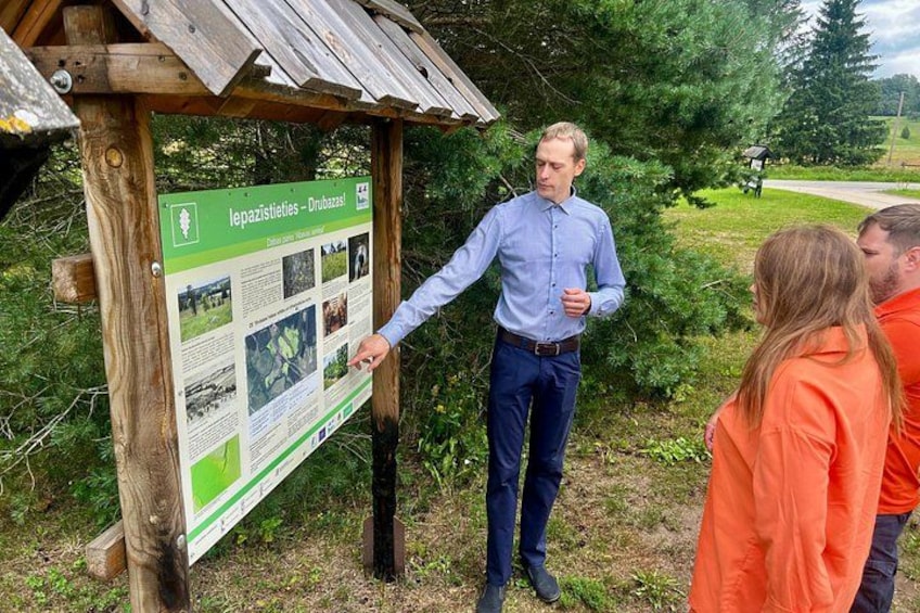 Un hombre presenta un cartel con información sobre lepaźystii - Drubazze. 2