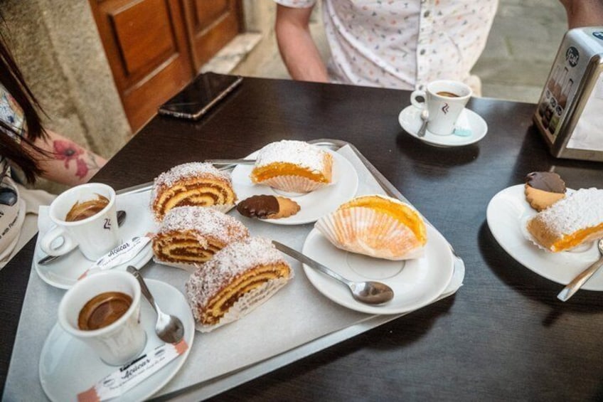Ett bord med bakverk och kaffekoppar. 3