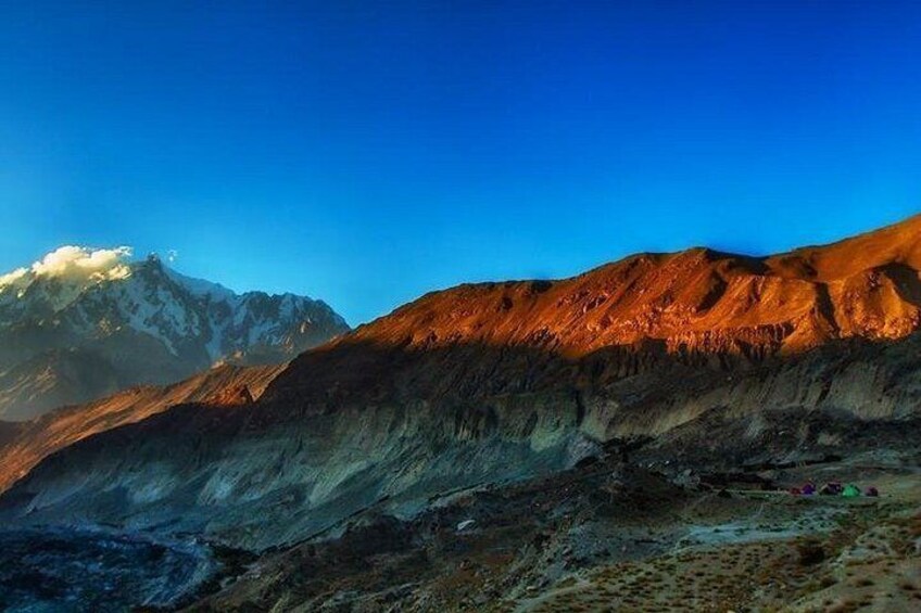 Une chaîne de montagnes sous un ciel dégagé. 1