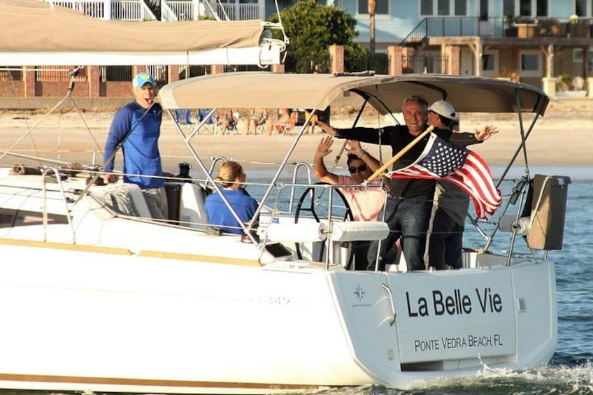 Un bote llamado 'La Belle Vie' en el agua, con gente a bordo. 2