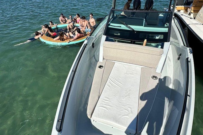 Ein Boot mit einer Gruppe von Personen in einem kleineren Schlauchboot im Wasser. 5
