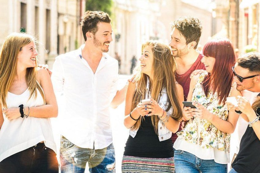 Un grupo de personas caminando por una calle. 1