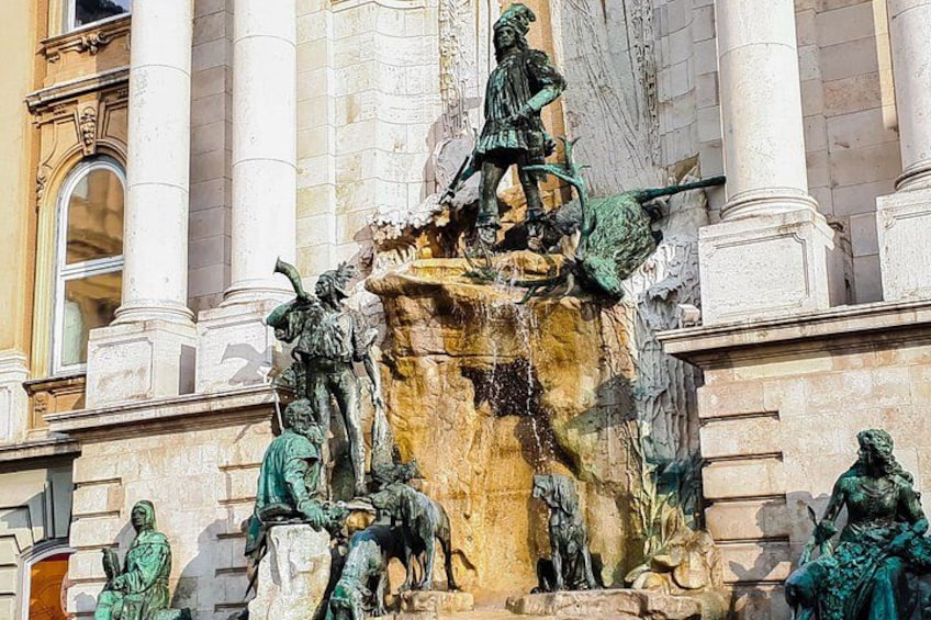 Ett historiskt monument med statyer och arkitektoniska kolonner. 4