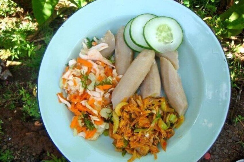 Ein Teller mit Gurkenscheiben, Karotten- und Krautsalat. 2