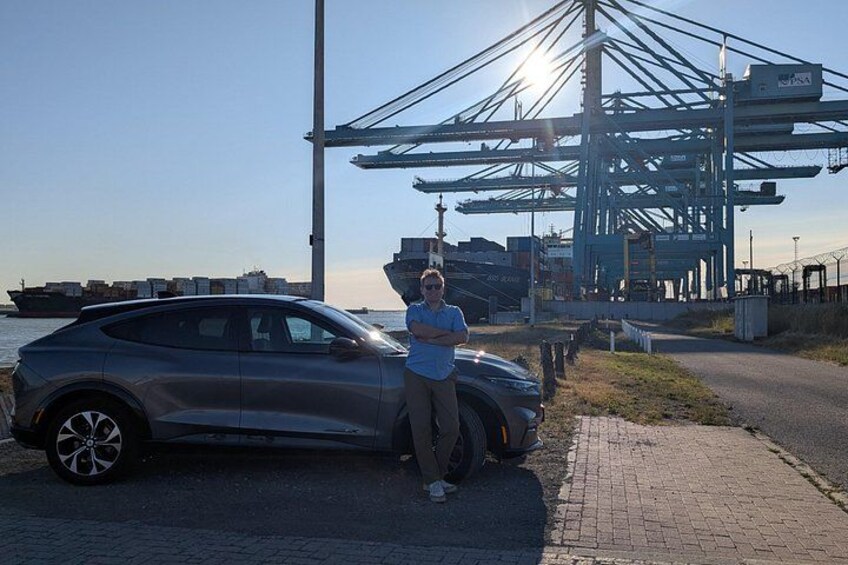 While we travel through the port, your expert guide brings you to unique locations right next to big activities. 1
