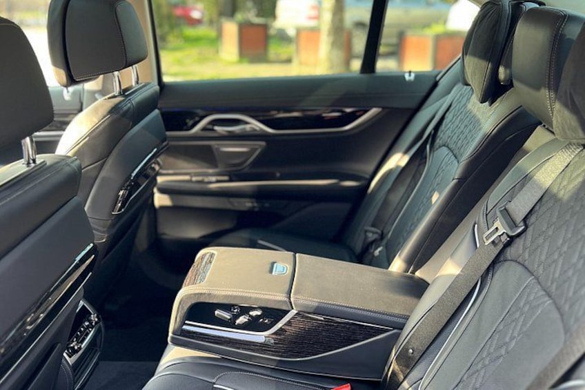 L'intérieur d'une voiture avec des sièges en cuir, une console centrale et un toit ouvrant. 4