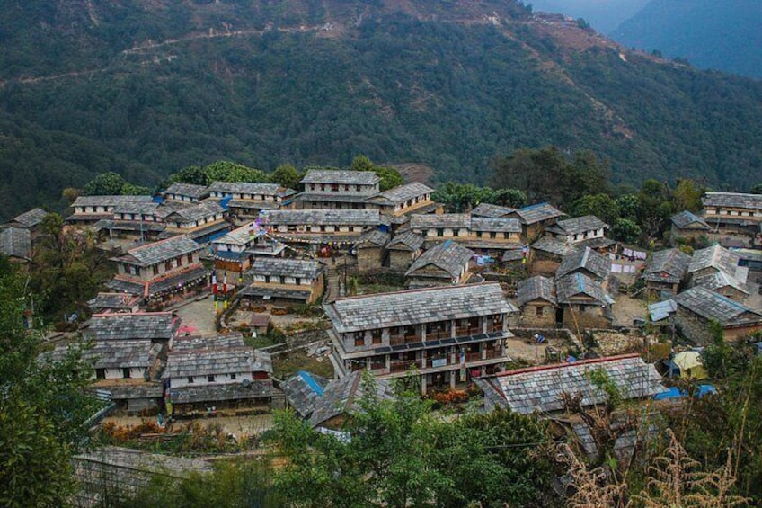 Un village aux maisons traditionnelles, niché dans une région montagneuse. 4