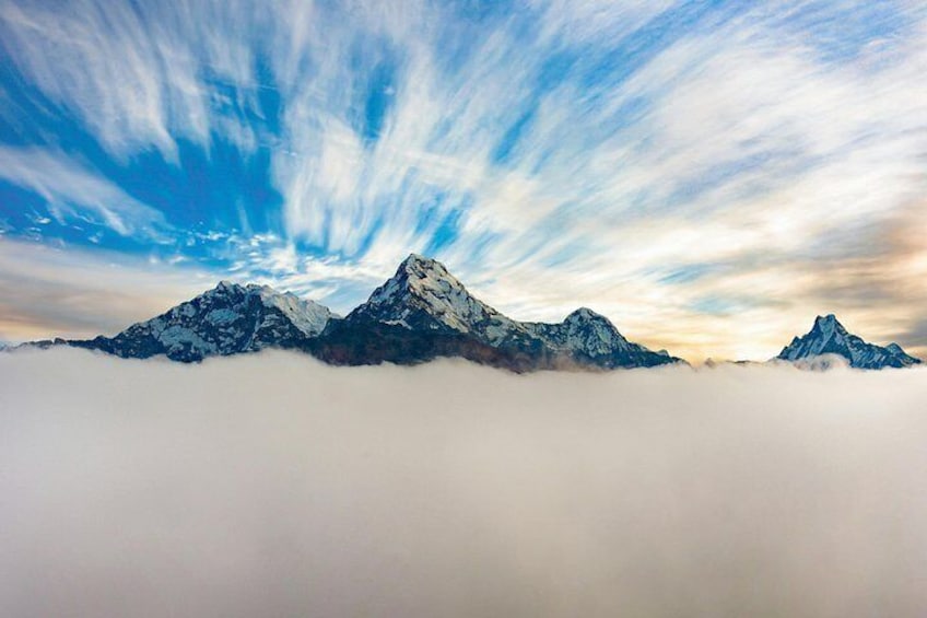 Une chaîne de montagnes dont les sommets dépassent le niveau des nuages. 3