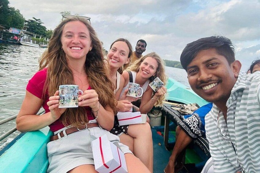 Mensen in een boot, met water en een bewolkte lucht op de achtergrond. 3