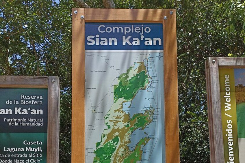 Un letrero con un mapa y texto sobre la Reserva de la Biosfera de la Humanidad y Caseta Laguna Muyil. 1