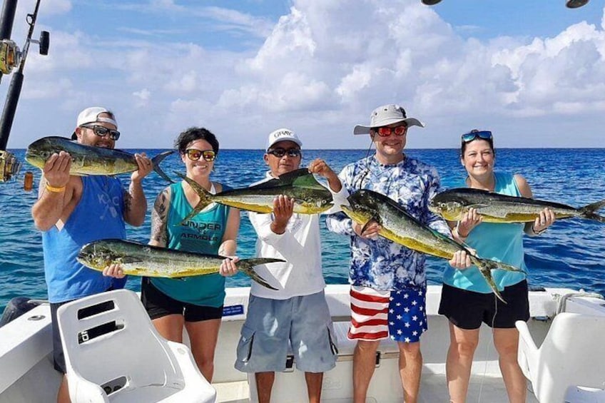 Un grupo de personas en un bote sosteniendo peces. 1
