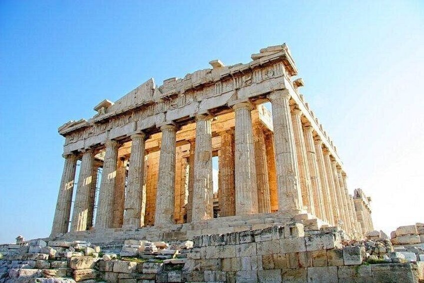 Parthenon, ett antikt grekiskt tempel med doriska kolonner, beläget på Akropolis i Aten. 1