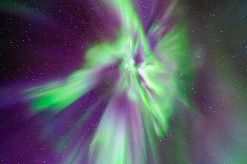 En stjärnklar natthimmel med ett grönt norrsken. 3