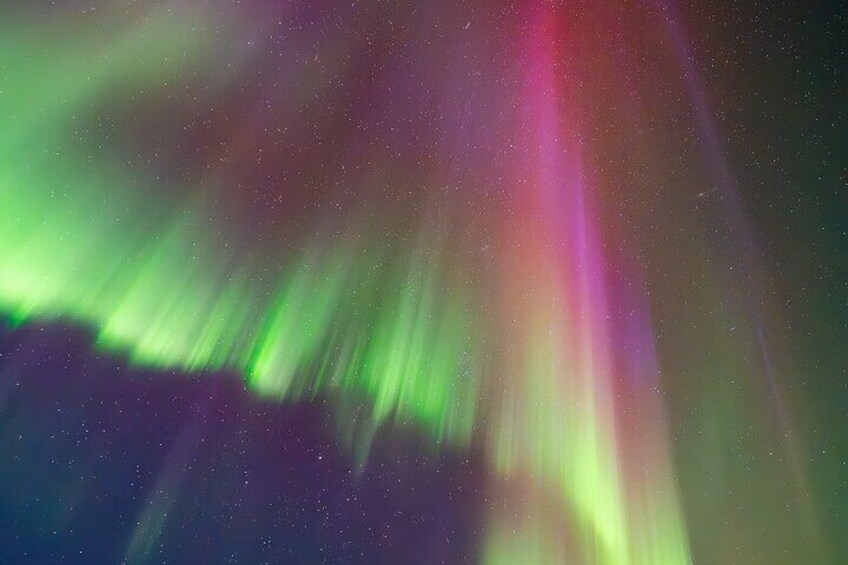 Norrskenet (Aurora Borealis) med gröna, rosa och lila nyanser. 2