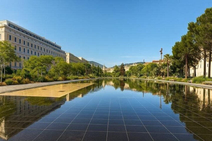 Una superficie acuática reflectante, un edificio y árboles. 3