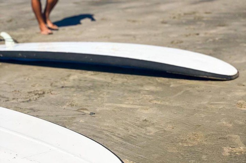 Deux planches de surf sur une plage de sable. 2