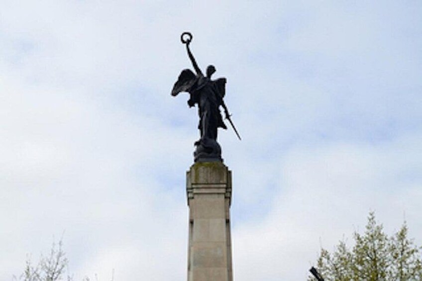 En engelstatue på en sokkel. 3