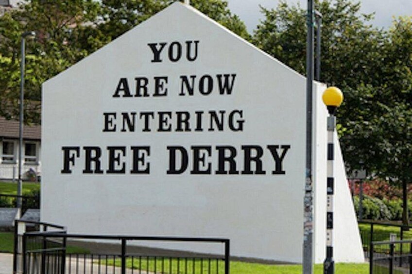 Et skilt med teksten 'DU KØRER NU IND I FRI DERRY'. 5