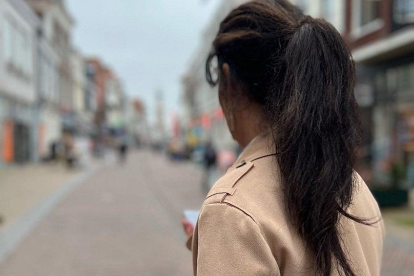 Una persona cammina lungo una strada fiancheggiata da edifici. 3