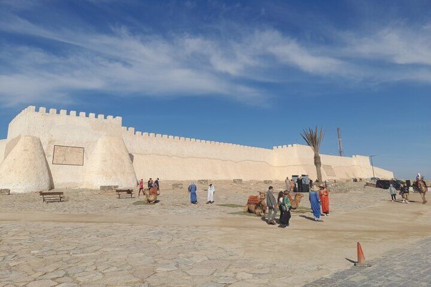 Un’antica fortezza con turisti e cammelli. 1
